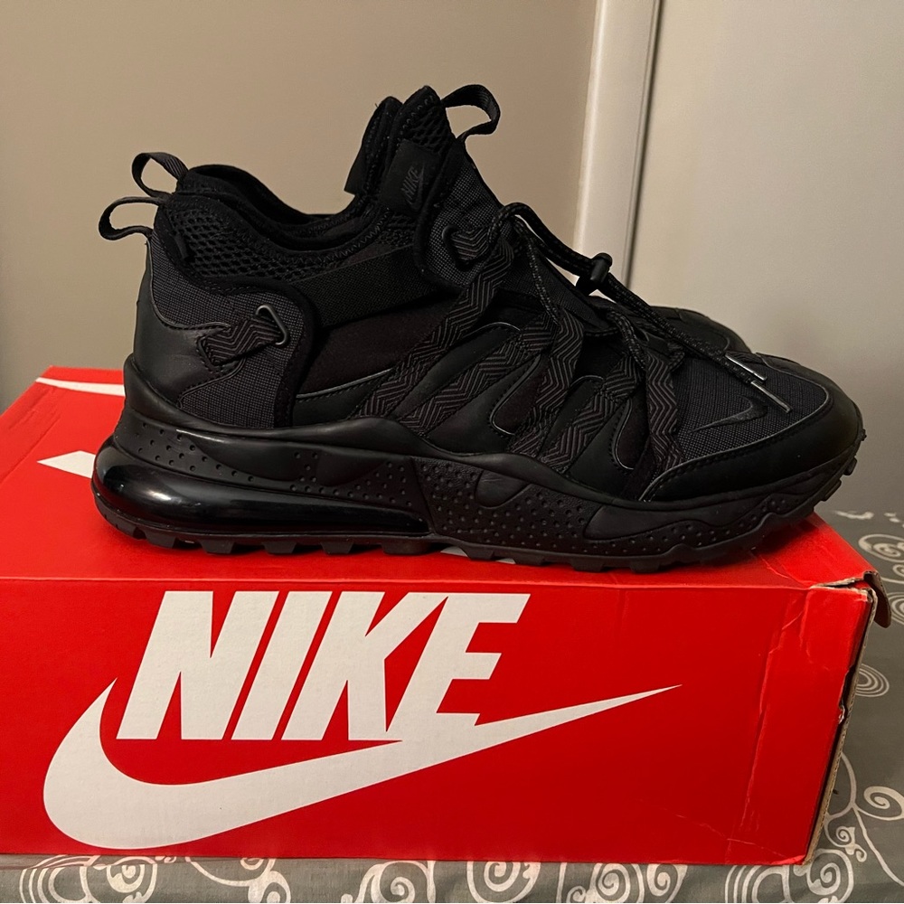 Like new Nike air Max 270 Bowfin in men’s size 13. All black in color.